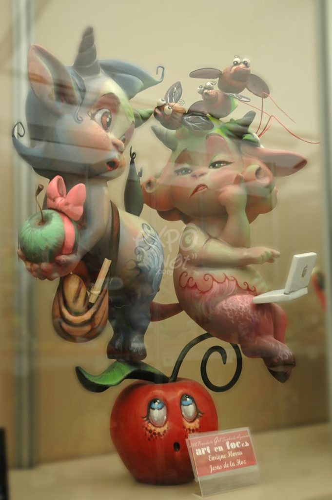 Año 2012, falla Periodista Gil Sumbiela, Azucena, sección segunda Infantil, Artista: Enrique Iborra Lobejón.