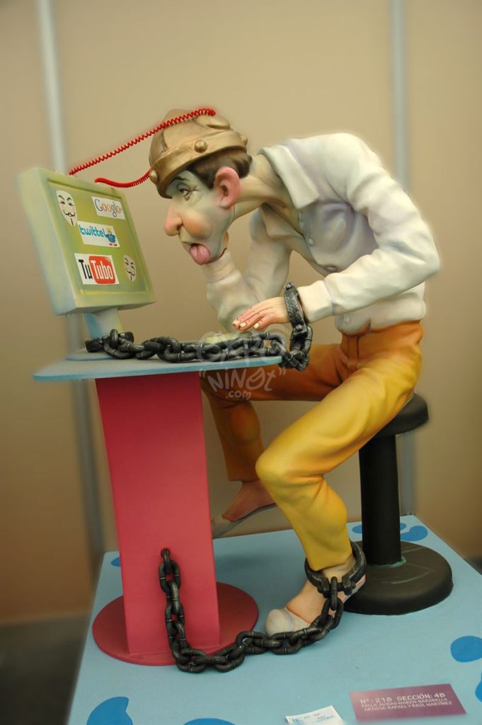 Año 2012, falla Avenida Ausias March Na Robella, sección cuarta b, Artista: Rafael Martínez Reig, Raúl Martínez Ruíz.