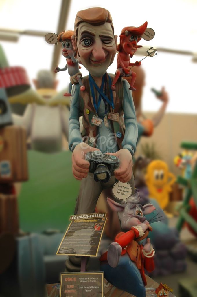Año 2012, falla San Vicente Martir Pianista Amparo Iturbi, sección quinta b, Artista: José Jarauta Navajas “Pepo”.