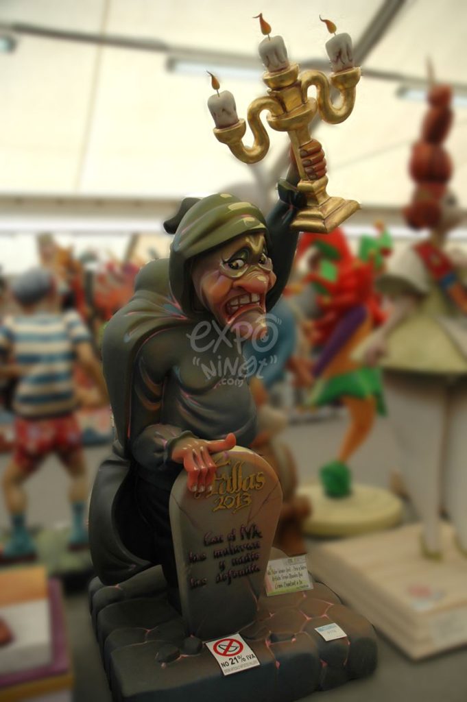 Año 2013, falla Pintor Salvador Abril, Peris y Valero, sección segunda b, Artista: Sergio Musoles Ros.