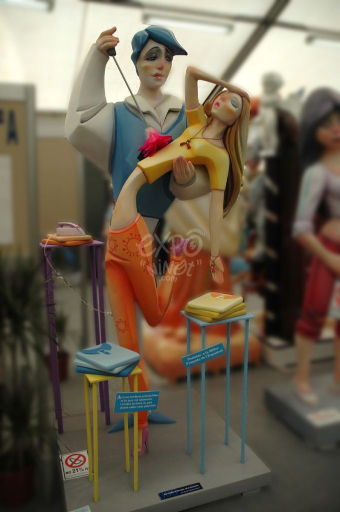 Año 2013, falla Santa María Micaela, Martín el Humano, sección segunda a, Artista: Vicente Martínez Aparici.