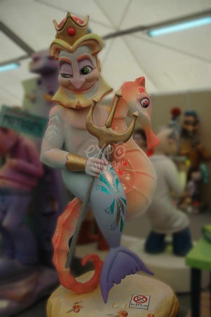 Año 2013, falla Doctor Serrano, Carlos Cervera, Clero, sección cuarta a, Artista: Lorenzo Fandos Ayoro.