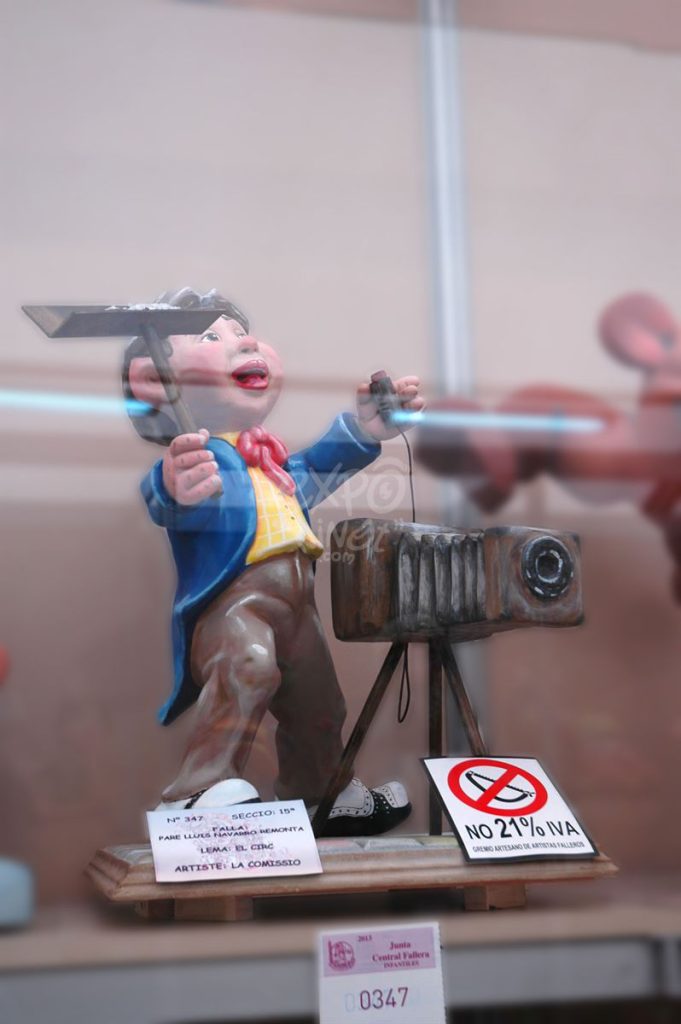 Año 2013, falla Padre Luis Navarro, Remonta, sección decimoquinta Infantil, Artista: La Comisión.