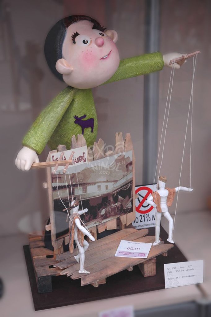 Año 2013, falla Plaza del Ángel, sección decimotercera Infantil, Artista: Fet d´Encàrrec.