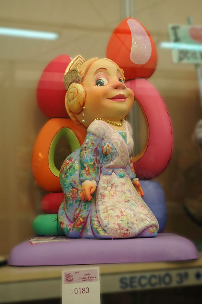 Año 2013, falla Islas Canarias, Dama de Elche, sección tercera Infantil, Artistas: Cate y Rosa.