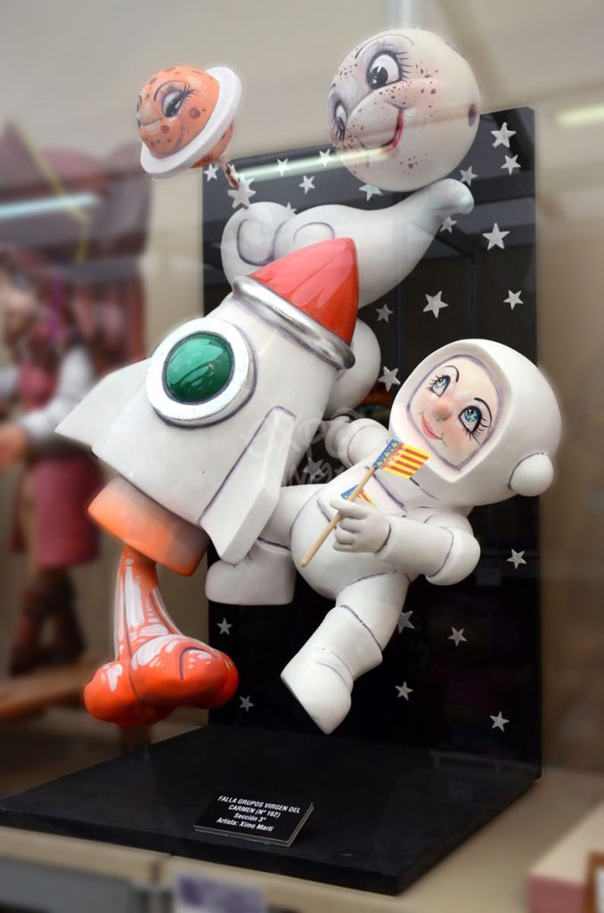 Año 2014, falla Grupos Virgen del Carmen, sección tercera Infantil, Artista: Ximo Martí Fernández.