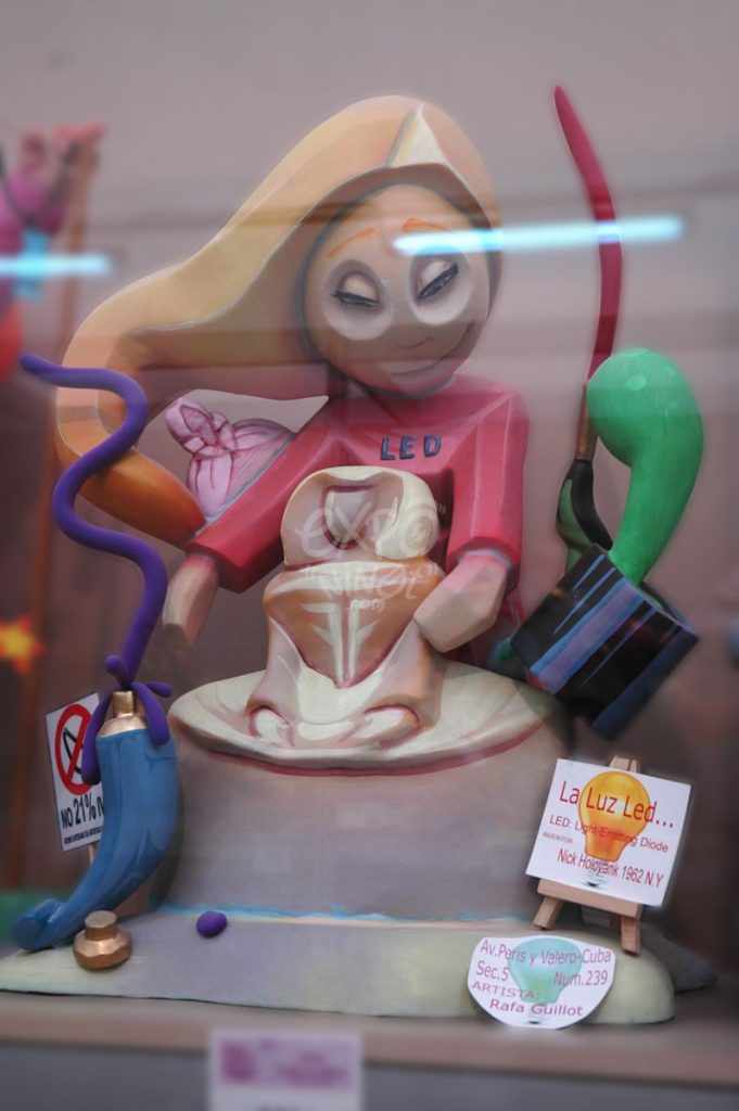Año 2013, falla Avenida Peris y Valero, Cuba, sección quinta Infantil, Artista: Rafael Guillot Comeche.