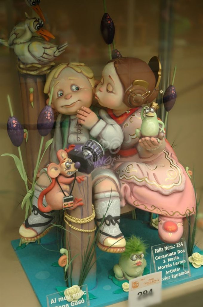 Año 2011, Falla Ceramista Ros José Mª Mortes Lerma, sección primera Infantil, Artista: Javier Igualada Fernández.