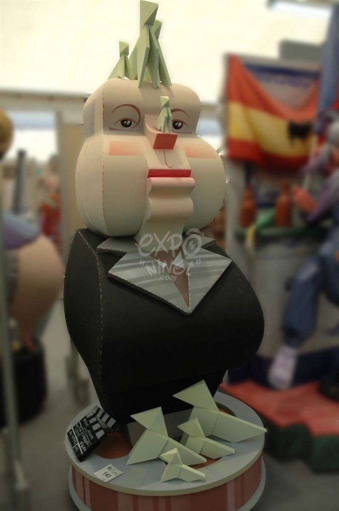 Año 2011, falla Plaza de la Reina Paz San Vicente, sección primera b, Artista: Javier Martínez Fernández.
