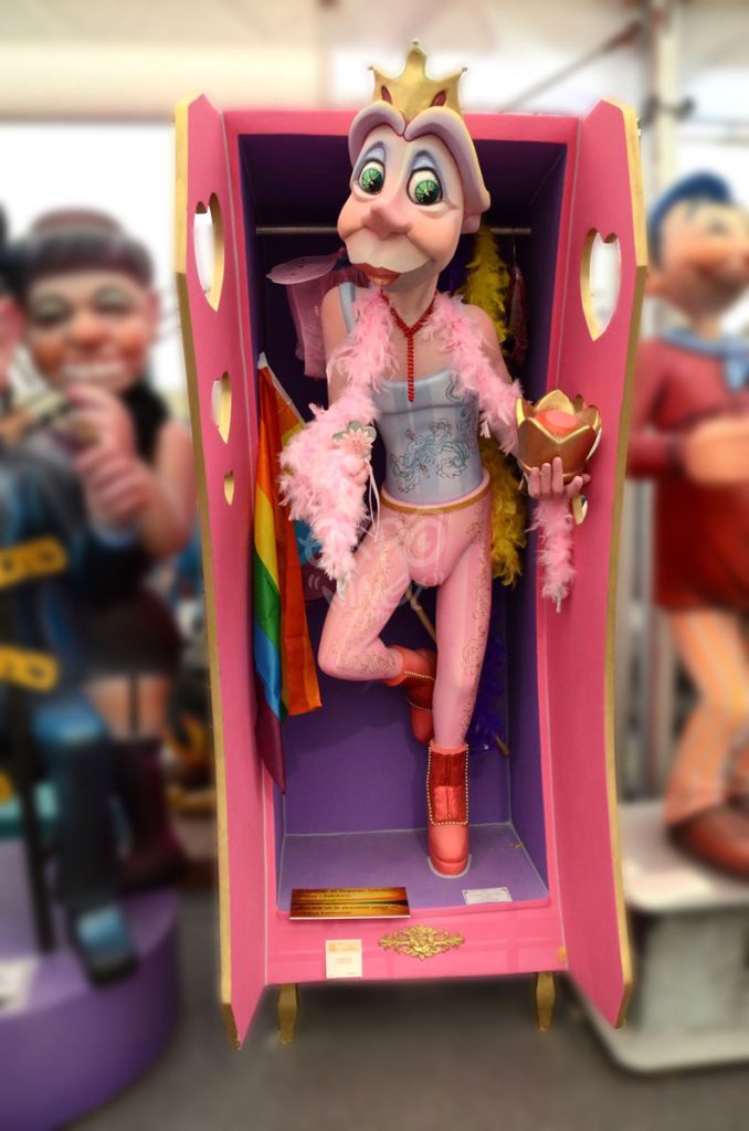 Año 2014, falla Doctor Serrano, Carlos Cervera, Clero, sección tercera b, Artista: Lorenzo Fandos Ayoro.