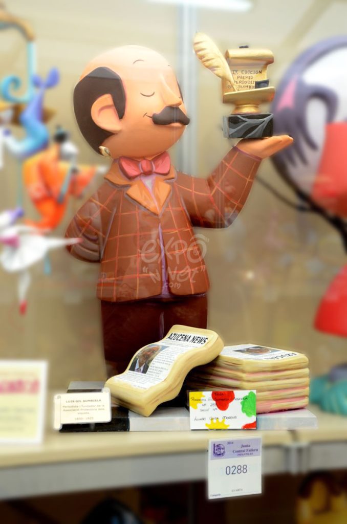 Año 2014, falla Periodista Gil Sumbiela, Azucena, sección cuarta Infantil, Artista: Álvaro Guija Moreno.
