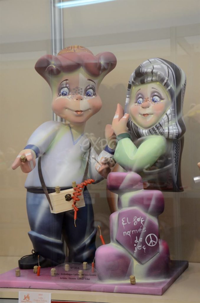 Año 2015, falla Archiduque Carlos, Músico Gomis, sección tercera Infantil, Artista: Vicente Gomar Vidal.