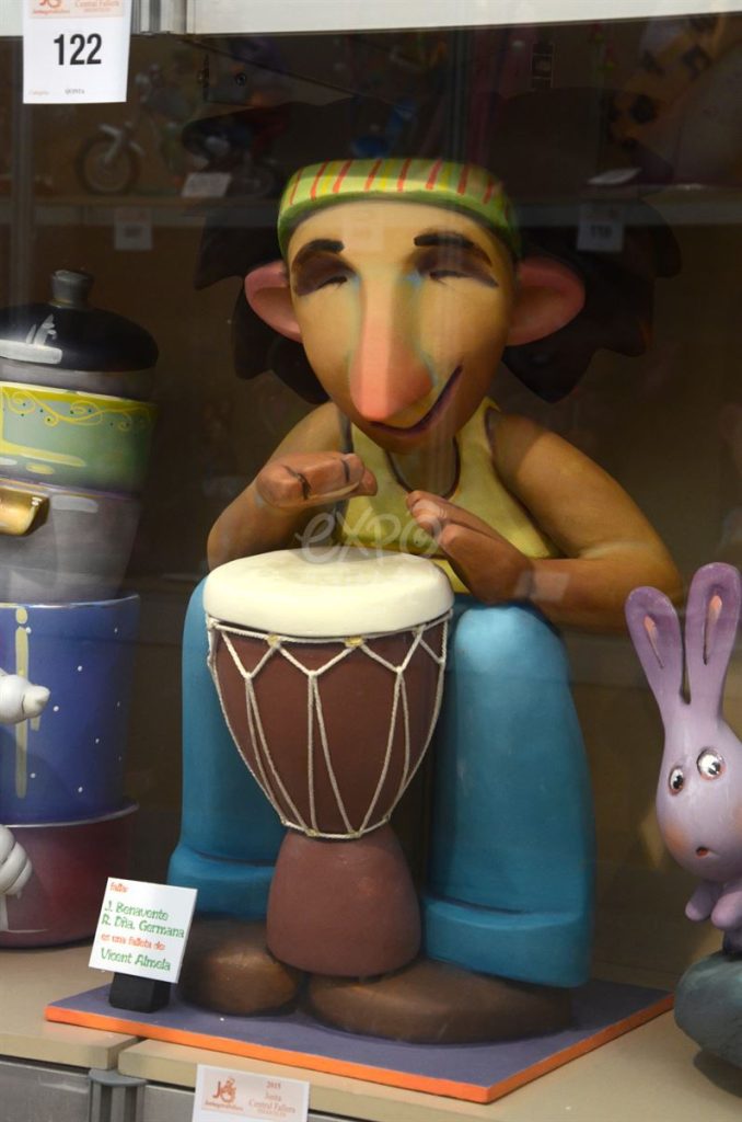 Año 2015, falla Avenida Jacinto Benavente, Reina Doña Germana, sección quinta Infantil, Artista: Vicente Almela Caballé.