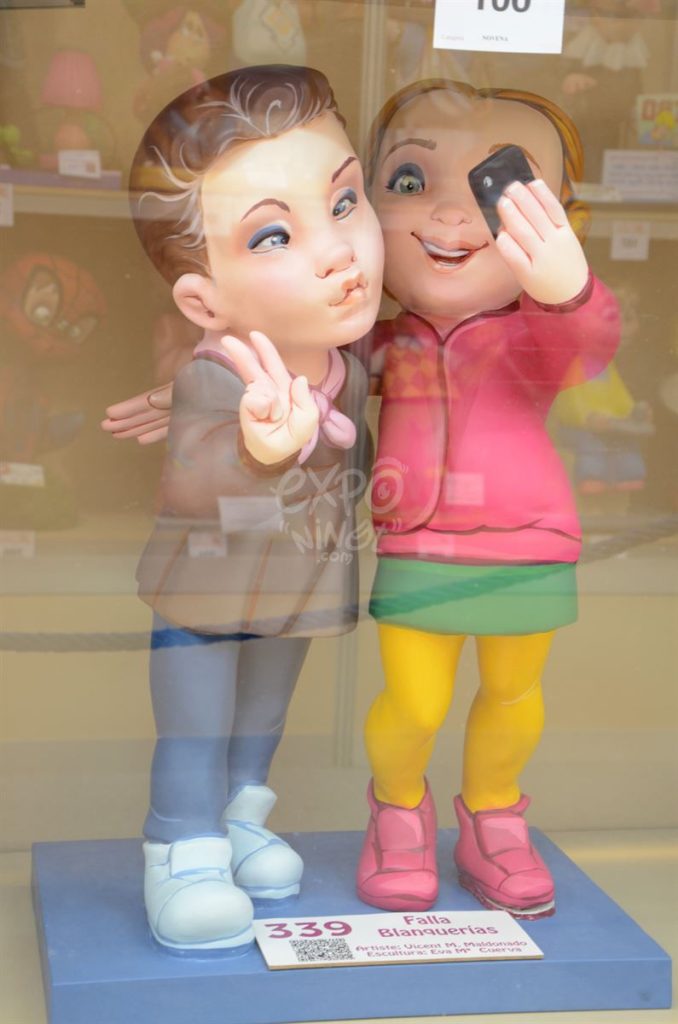 Año 2015, falla Blanquerías, sección novena Infantil, Artista: Vicent Maldonado.