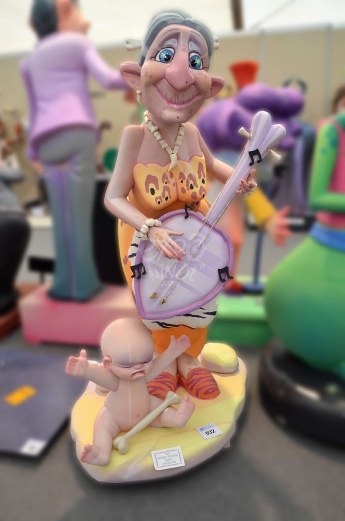 Año 2015, falla Doctor Serrano, Carlos Cervera, Clero, sección tercera b, Artista: Lorenzo Fandos Ayoro.