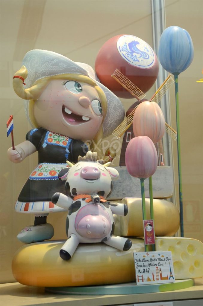 Año 2015, falla Leones, Poeta Mas y Ros, sección séptima Infantil, Artista: José Luis Platero Cosí.