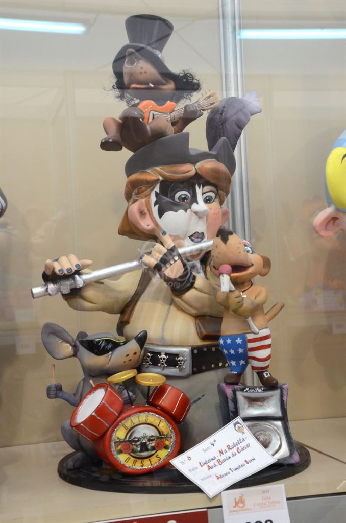 Año 2015, falla Linterna, Na Robella, Avenida Barón de Cárcer, sección cuarta Infantil, Artista: Álvaro Timoteo Sorní.