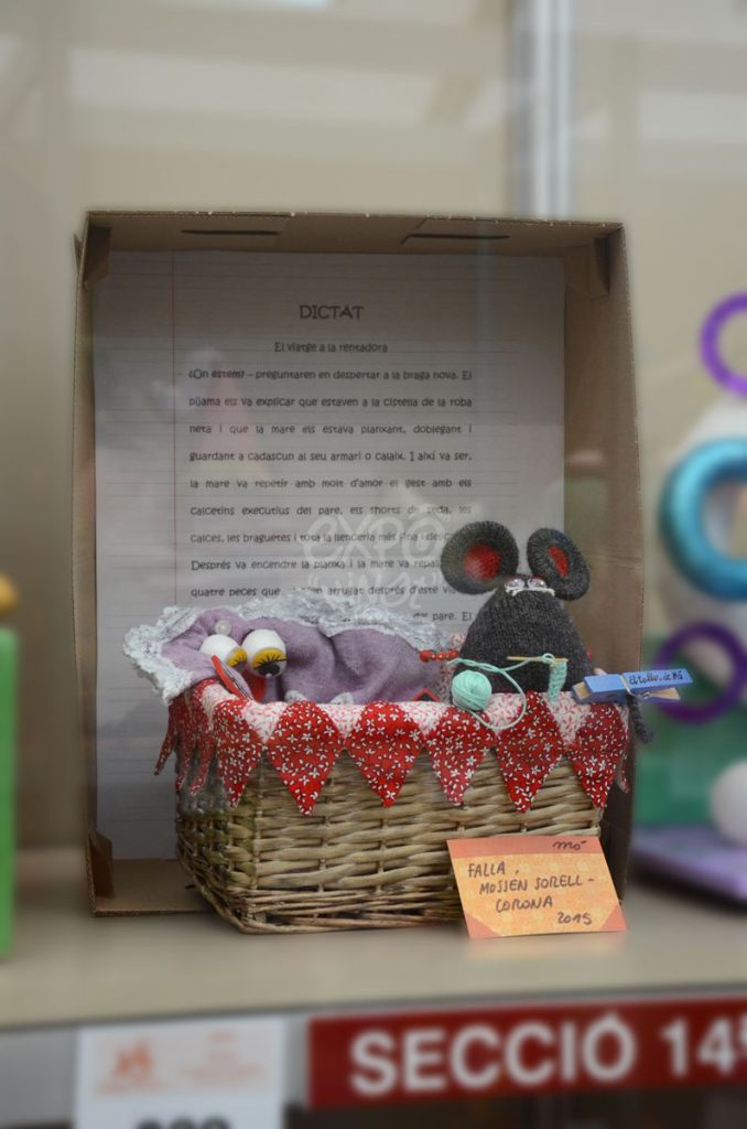 Año 2015, falla Mosén Sorell, Corona, sección decimocuarta Infantil, Artista: La Comisión.