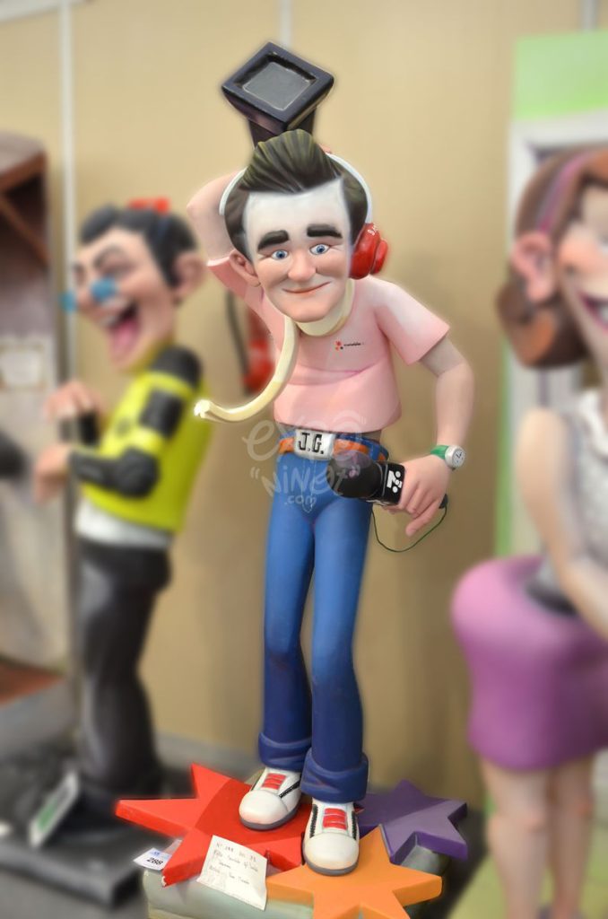 Año 2015, falla Periodista Gil Sumbiela, Azucena, sección segunda b, Artista: Francisco Mesado Poveda.