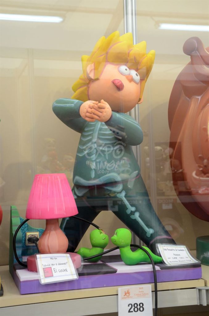 Año 2015, falla Periodista Gil Sumbiela, Azucena, sección tercera Infantil, Artista: Álvaro Guija Moreno.