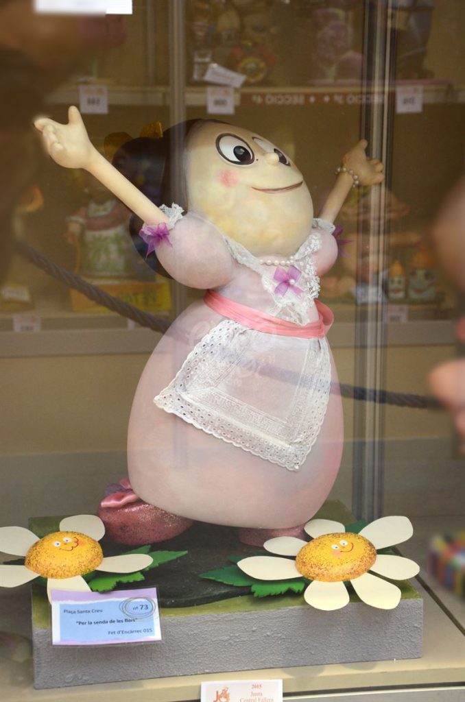 Año 2015, falla Plaza de Santa Cruz, sección octava Infantil, Artista: Fet d´Encàrrec.