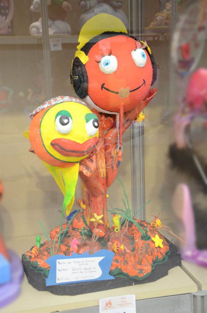 Año 2015, falla Portal de Valldigna, Salinas, sección decimoséptima Infantil, Artista: La Comisión.