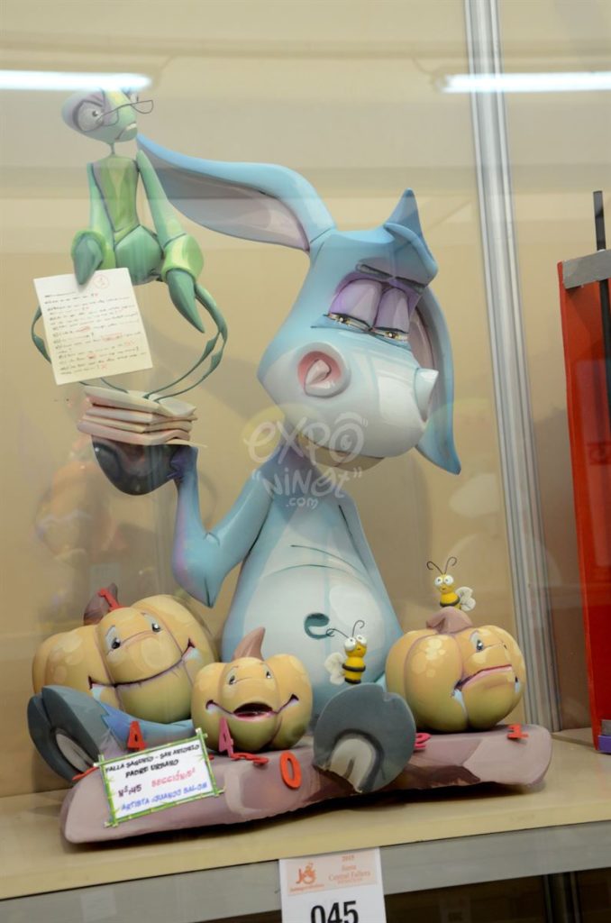Año 2015, falla Sagunto, San Antonio, Padre Urbano, sección quinta Infantil, Artista: Juan José Salom.
