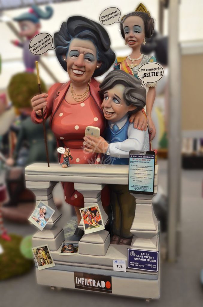 Año 2015, falla San Vicente Mártir, Pianista Amparo Iturbi, Artista: José Jarauta Navajas “Pepo”.