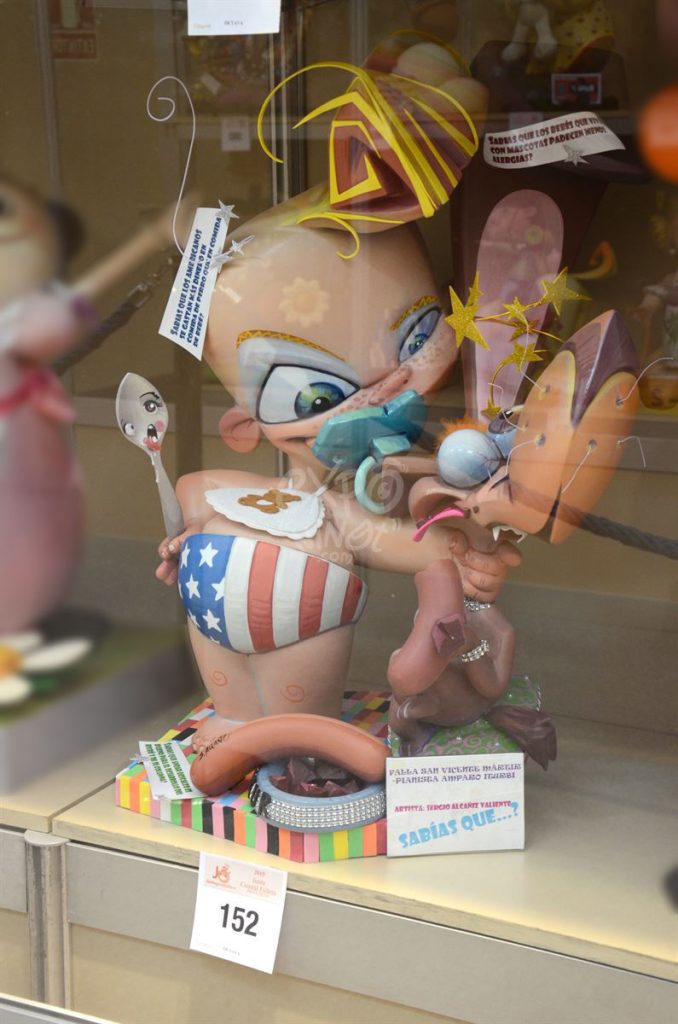 Año 2015, falla San Vicente Mártir, Pianista Amparo Iturbi, sección octava Infantil, Artista: Sergio Alcañiz Valiente.