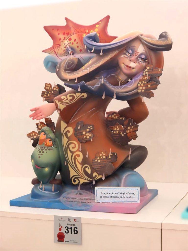 Año 2016, falla Archiduque Carlos, Músico Gomis, sección segunda Infantil, Artista: Vicente Gomar Vidal.