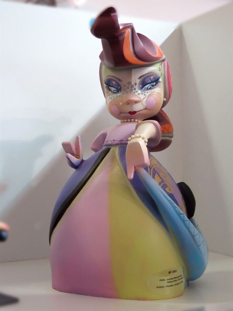 Año 2016, falla Avenida Jacinto Benavente, Reina Doña Germana, sección quinta Infantil, Artista: Vicente Gomar Vidal.