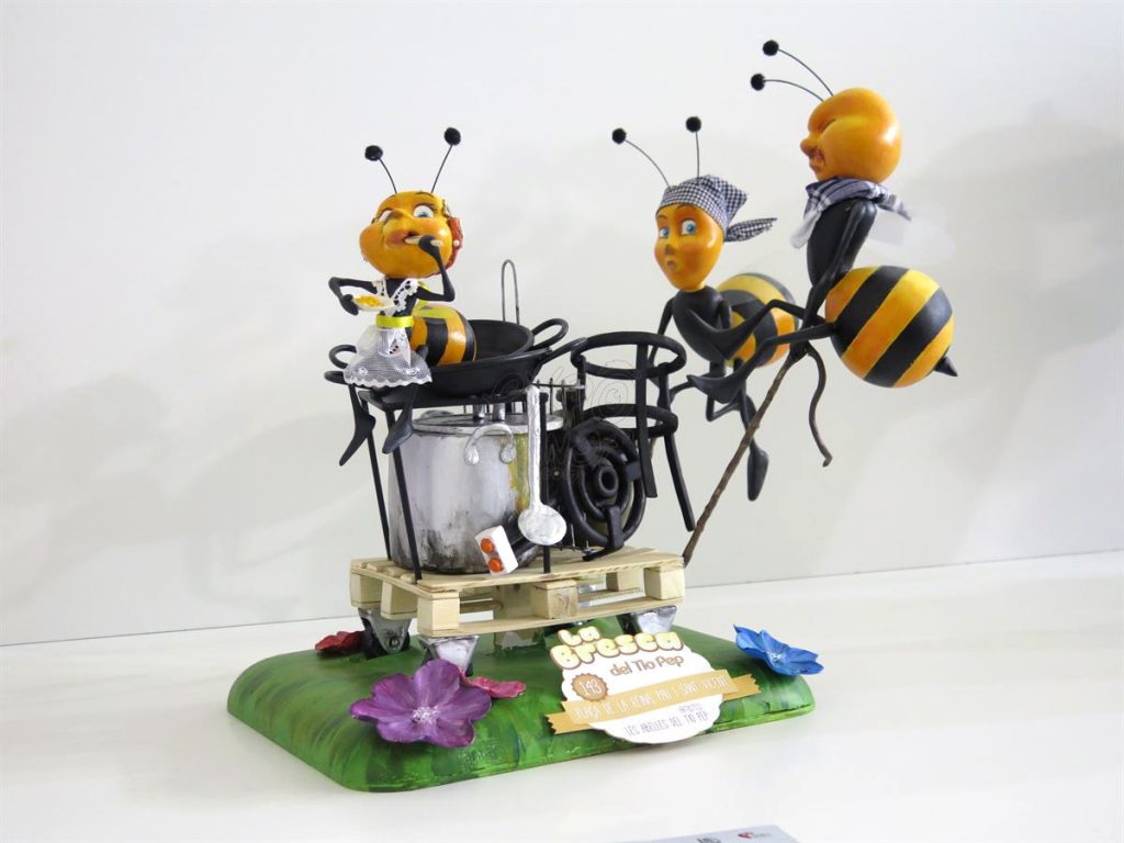 Año 2016, falla Plaza de la Reina, Paz, San Vicente, sección undécima Infantil, Artista: La Comisión.