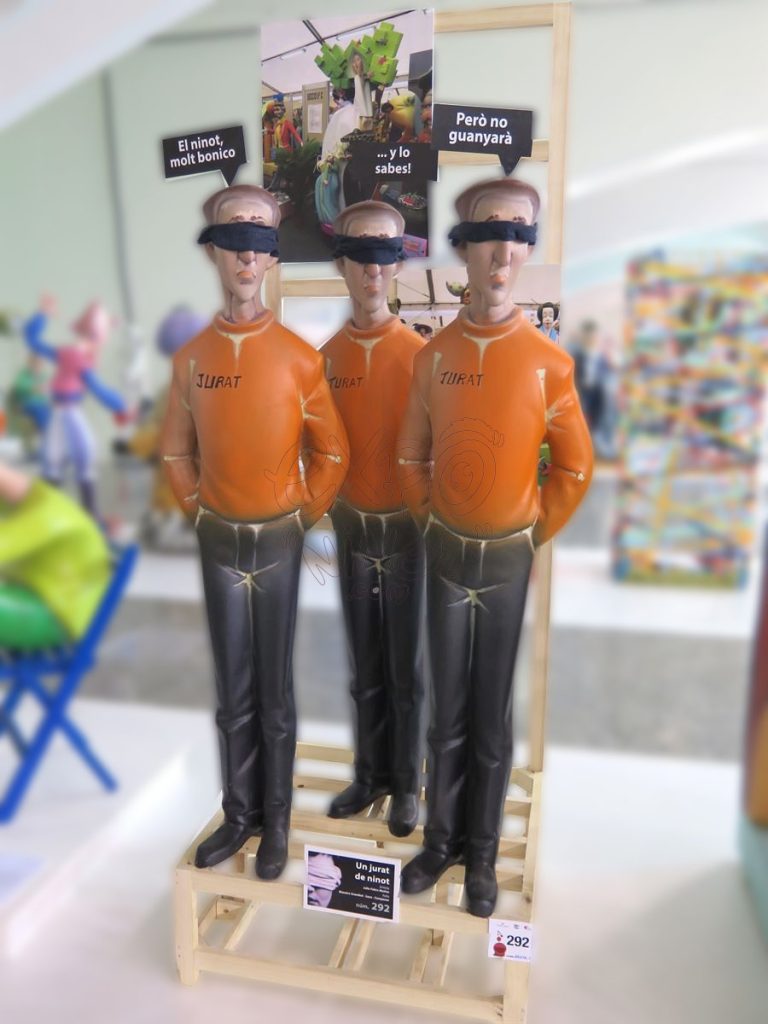 Año 2016, falla Plaza Maestro Arambul Sanz, Campanar, Artista: Julio Vicente Fabra Muñoz.