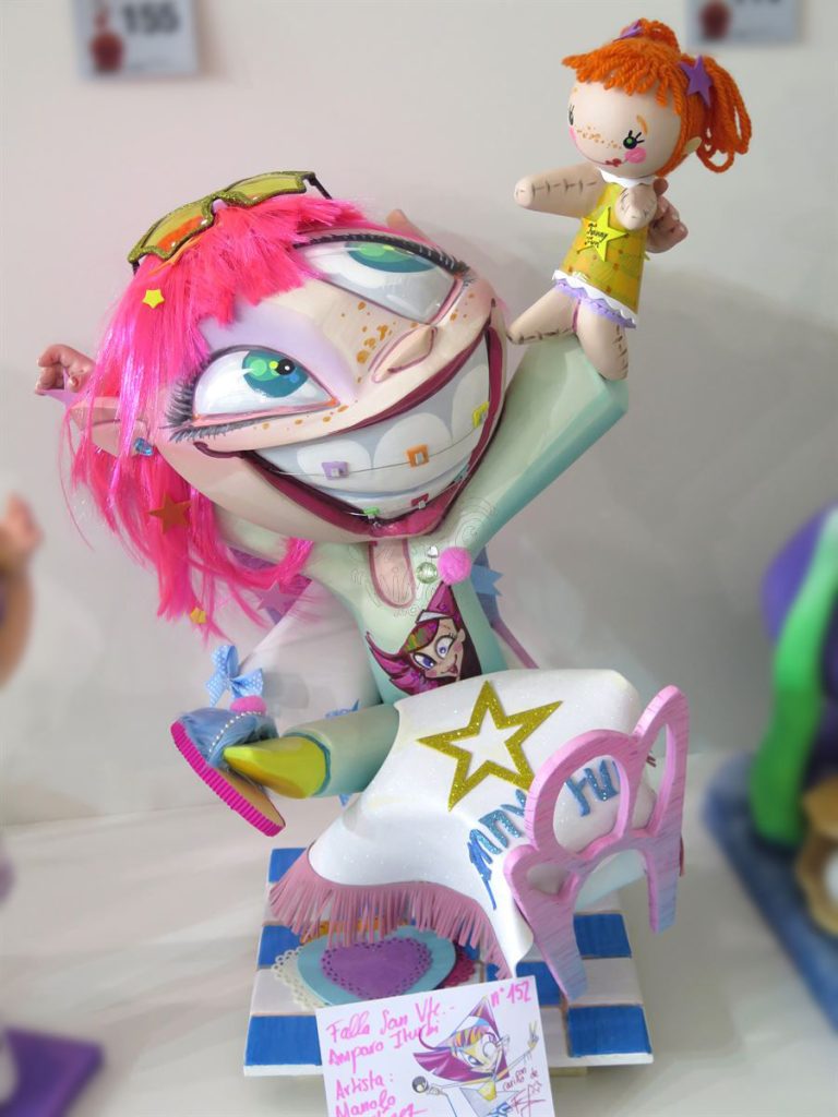Año 2016, falla San Vicente Mártir, Pianista Amparo Iturbi, sección octava Infantil, Artista: Manuel Martínez Reig.