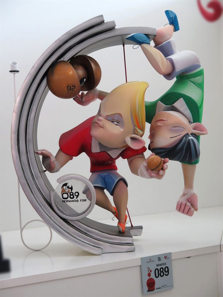 Año 2016, falla San Vicente, Periodista Azzatti, sección segunda Infantil, Artista: Fernando Foix Fabregat.